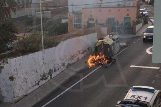 La moda de quemar contenedores llega a La Higuera Canaria a plena luz del día/TA.